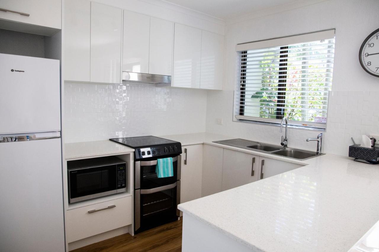 2 Bedroom Renovated Townhouse, Walk To Noosa River นูซาวิลล์ ภายนอก รูปภาพ