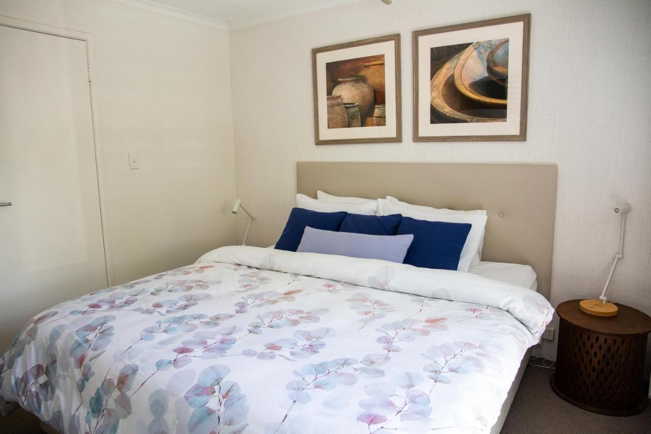 2 Bedroom Renovated Townhouse, Walk To Noosa River นูซาวิลล์ ภายนอก รูปภาพ